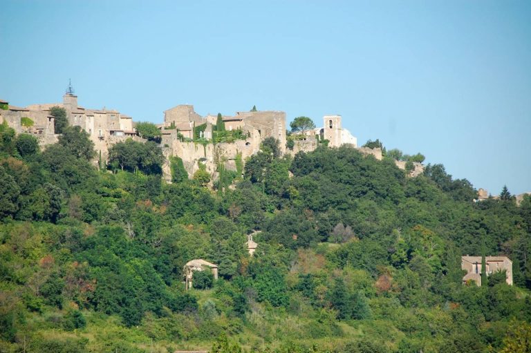 Ce village perché en Provence dévoile des monuments sublimes et un secret qui fascine encore aujourd’hui