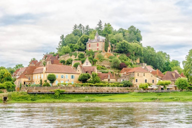 Peu de touristes le connaissent, pourtant ce village du Périgord est un bijou figé dans le temps