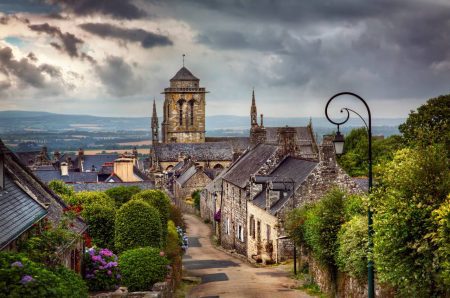 Ce village breton classé attire les passionnés d’histoire, d’art et de mystère venus du monde entier