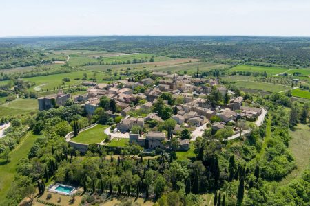 Perché sur un éperon rocheux, ce village médiéval du Gard a conservé toute son âme provençale