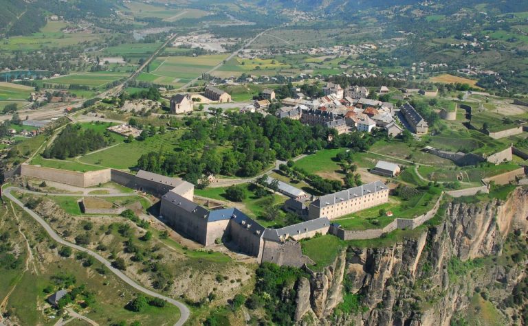 Découvrez les secrets étonnants de la Forteresse de Vauban nichée au cœur des Alpes