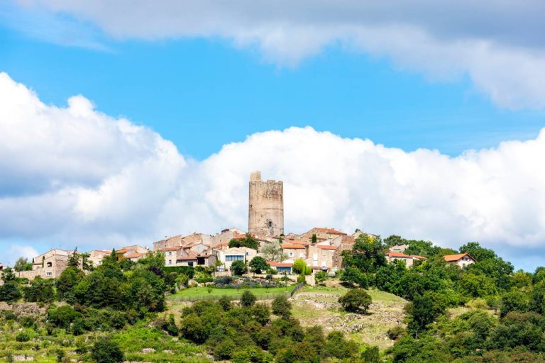 Ce joyau médiéval d’Auvergne va vous surprendre par son histoire et ses panoramas époustouflants