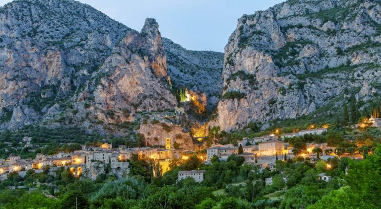 Suspendu entre ciel et terre, ce village des Alpes-de-Haute-Provence renferme un mystère incroyable