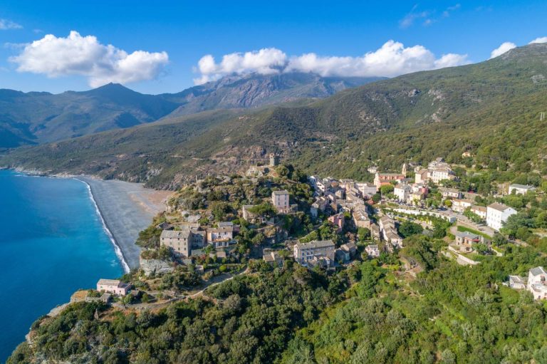 Ce village corse perché entre mer et montagne va totalement vous étonner