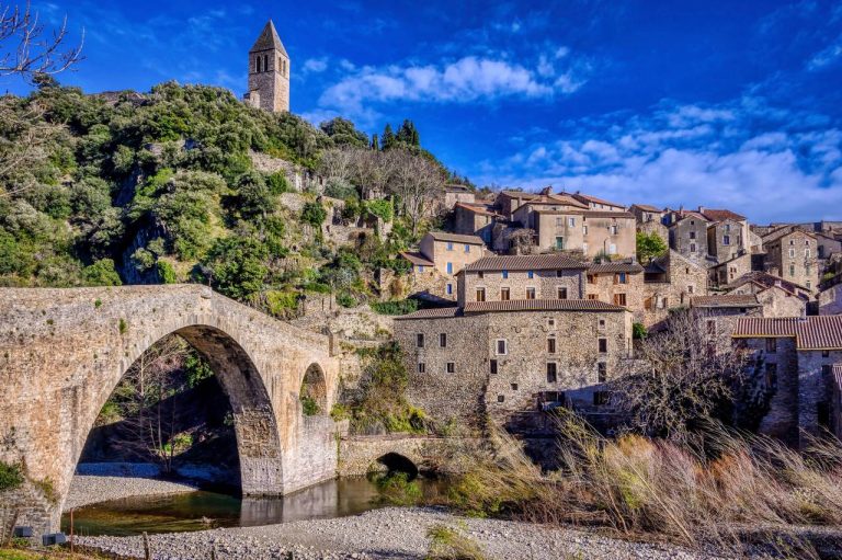 Ce village médiéval du Haut-Languedoc va vous surprendre par son charme intemporel incroyable