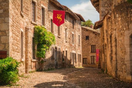 Cette perle médiévale proche de Lyon semble sortie tout droit d’un autre siècle