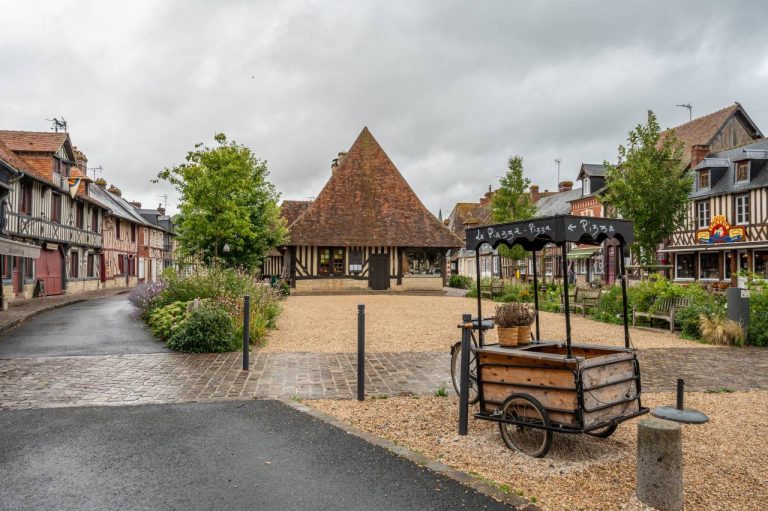 À deux pas de la côte normande, ce village au charme intact semble figé dans le temps À deux pas de la côte normande, ce village au charme intact semble figé dans le temps