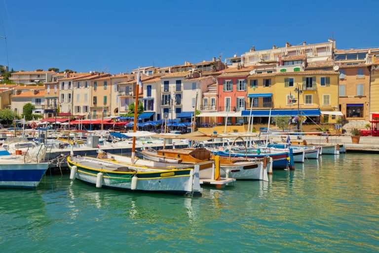 Peu de voyageurs connaissent ce joyau provençal, pourtant il renferme un charme irrésistible et unique