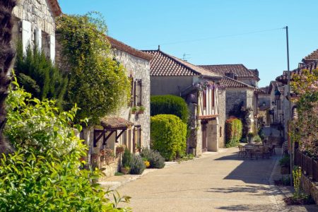 Cette perle médiévale proche de Lyon semble sortie tout droit d’un autre siècle