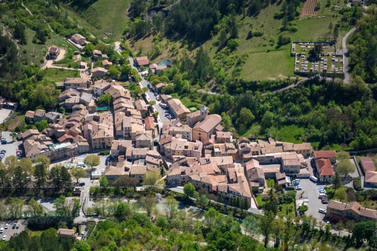 Le village oublié de Rémuzat, un joyau provençal qui va changer votre été 2025