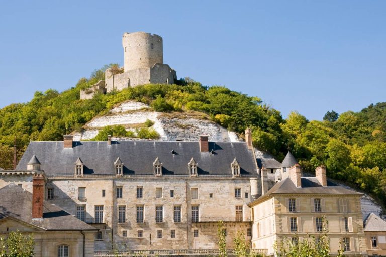 Un château troglodytique, une vue sur la Seine : voici le village qui fascine les voyageurs curieux
