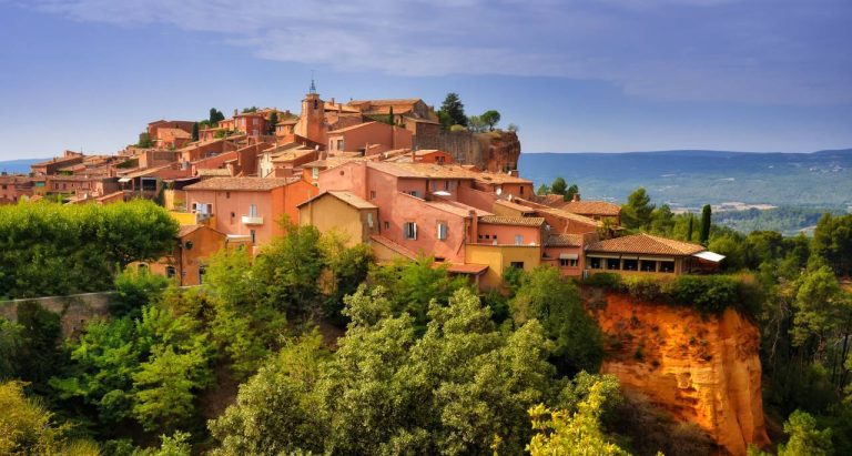 Ce village aux falaises rouges semble irréel : un joyau naturel méconnu du sud de la France