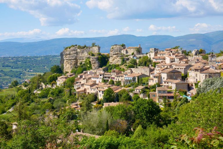 Peu de visiteurs s’y arrêtent, pourtant ce village domine l’un des plus beaux paysages du Sud