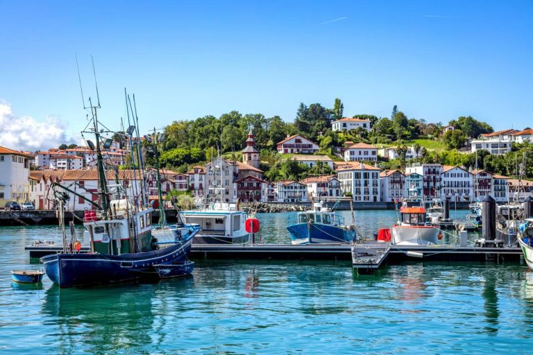 Ambiance basque, ruelles cachées et gastronomie unique : pourquoi cette ville séduit autant les curieux