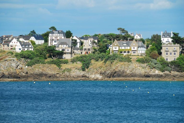 Découvrez pourquoi Saint-Lunaire est l’échappée idéale loin du tumulte de Saint-Malo