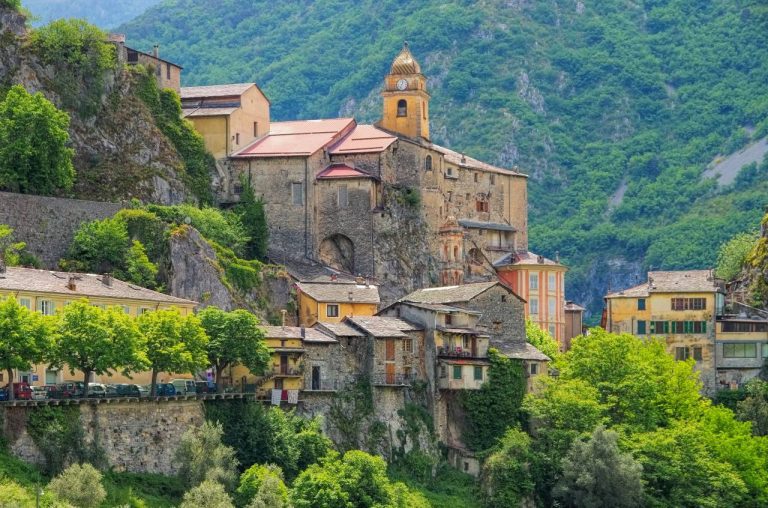 Découvrez le trésor médiéval caché de Saorge, entre montagnes vertigineuses et vues à couper le souffle Découvrez le trésor médiéval caché de Saorge, entre montagnes vertigineuses et vues à couper le souffle