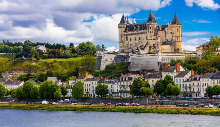 Saumur : le joyau d’Anjou où châteaux et vignobles racontent une histoire passionnante et unique Saumur : le joyau d’Anjou où châteaux et vignobles racontent une histoire passionnante et unique