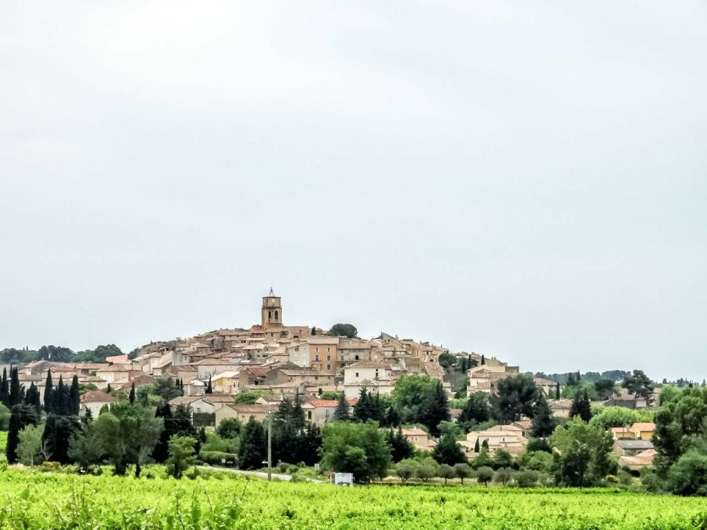 Découvrez ce village provençal oublié qui va vous faire tomber fou amoureux de la vraie France