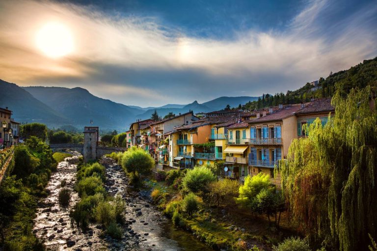 Ce village médiéval aux portes de l’Italie renferme un charme fou et intact
