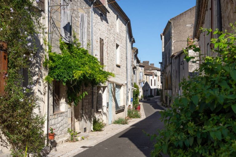 Ce joyau médiéval du Lot-et-Garonne va bouleverser votre vision des villages historiques français