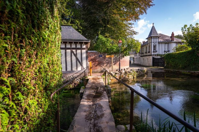 Ce village normand cache dans son minuscule fleuve un secret qui fascine les visiteurs