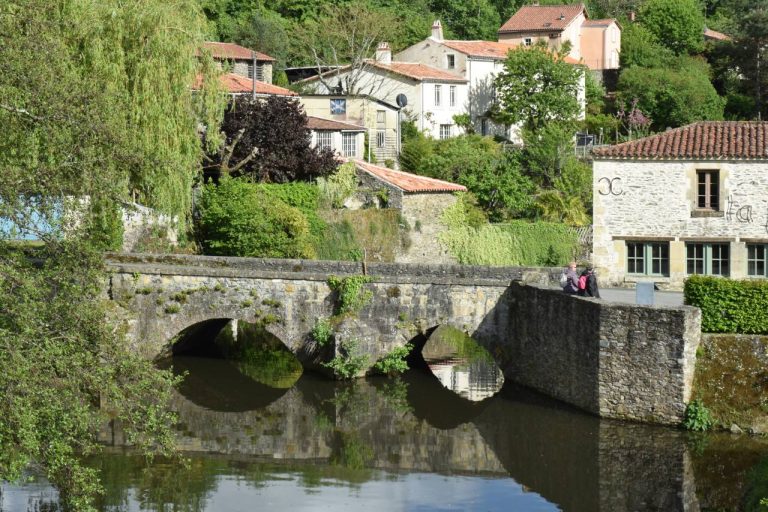 Le secret bien gardé des Pays de la Loire : un village médiéval qui défie le temps
