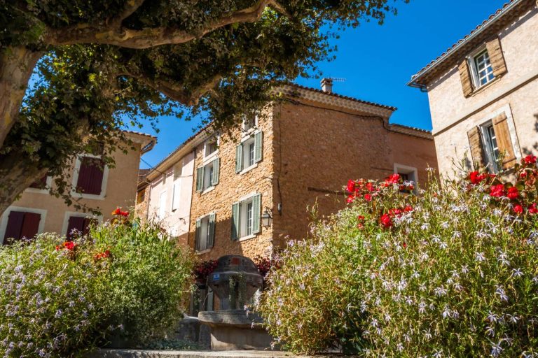 Au pied du Mont Ventoux, ce village cache des merveilles insoupçonnées que vous devez découvrir Au pied du Mont Ventoux, ce village cache des merveilles insoupçonnées que vous devez découvrir