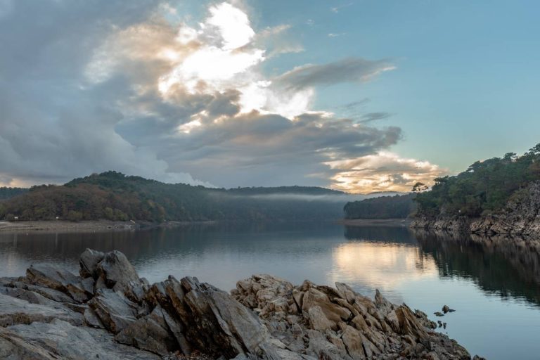 Vous ne croirez jamais ce que cache ce lac breton entre nature préservée et activités fun