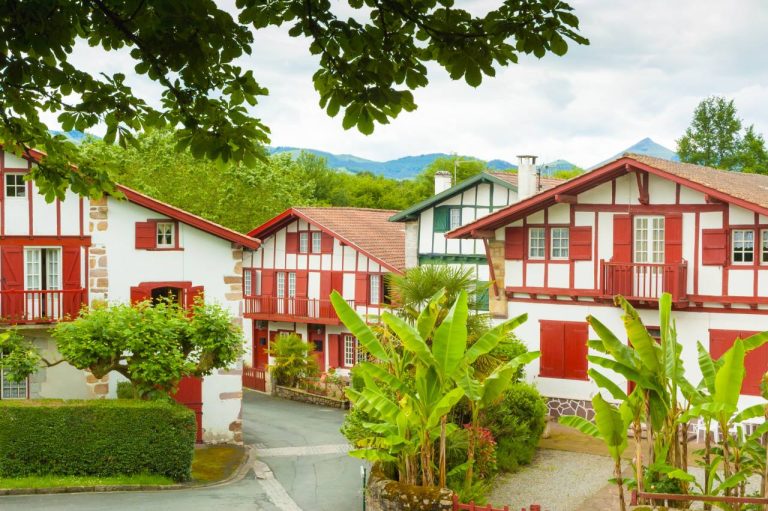 Vous n’imaginerez jamais le charme fou d’Ainhoa, ce trésor méconnu du Pays Basque