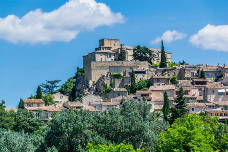Ce village médiéval du Luberon, ignoré des foules, offre un charme inégalé et préservé Ce village médiéval du Luberon, ignoré des foules, offre un charme inégalé et préservé