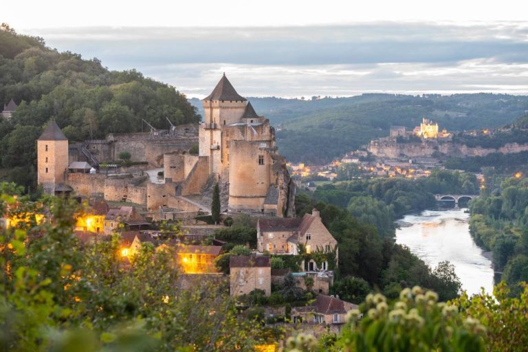 Ce village médiéval du Périgord renferme un château spectaculaire à couper le souffle Ce village médiéval du Périgord renferme un château spectaculaire à couper le souffle