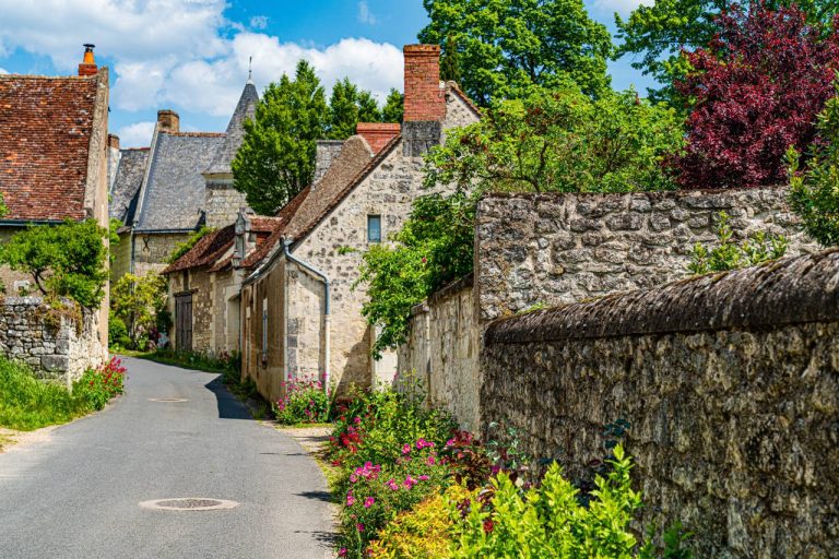 Peu de voyageurs connaissent Crissay-sur-Manse, pourtant ce village médiéval cache un trésor incroyable