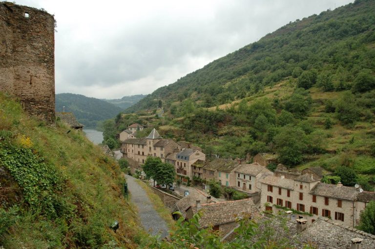 Brousse-le-Château : Forteresse oubliée et paysages époustouflants parmi les Plus Beaux Villages de France Brousse-le-Château