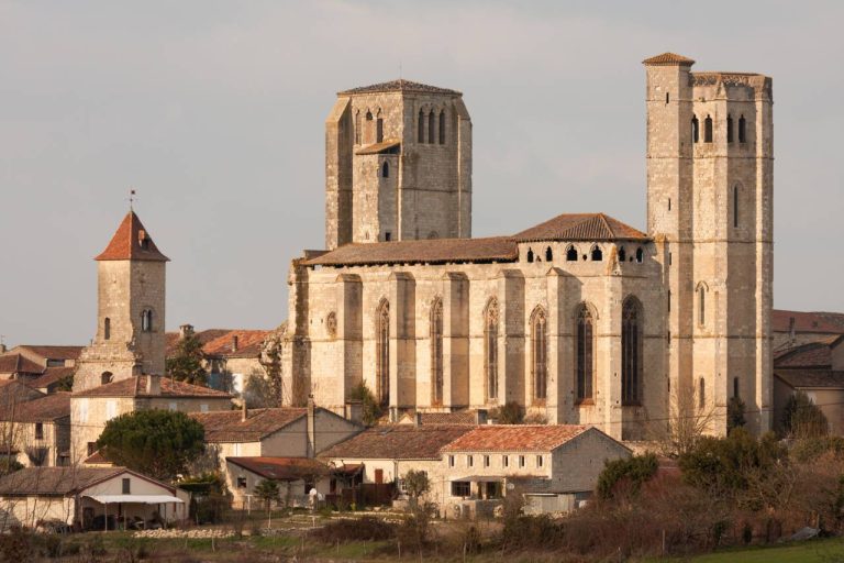 Ce village médiéval du Gers cache une légende incroyable qui fascine les amoureux des chats !
