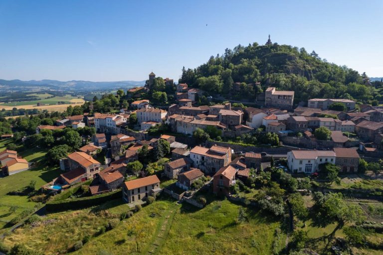 Ce village médiéval d’Auvergne fascine tous ceux qui osent s’aventurer jusqu’à son sommet Ce village médiéval d’Auvergne fascine tous ceux qui osent s’aventurer jusqu’à son sommet
