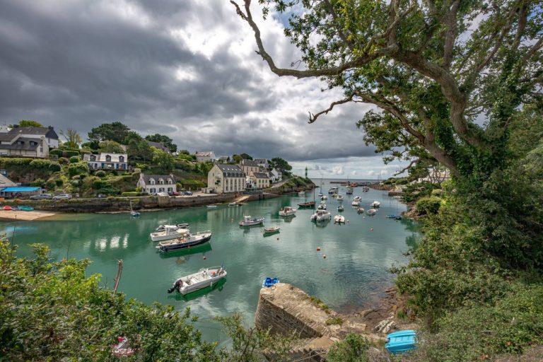 Vous croyez connaître la Bretagne ? Ce port secret du Finistère pourrait bien détrôner vos favoris !