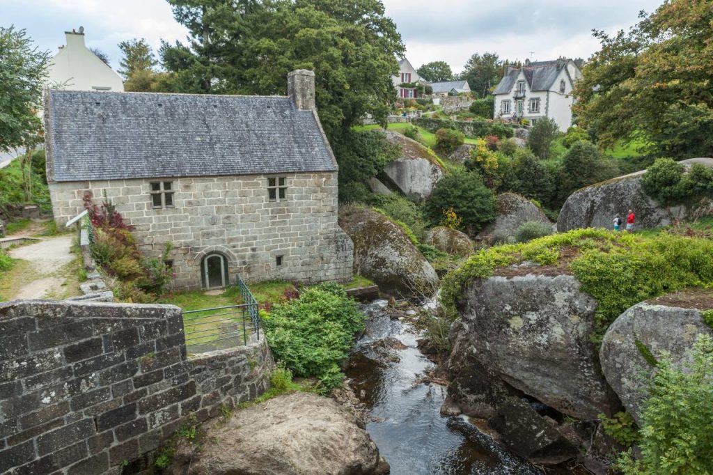 Huelgoat, le village breton où la magie celtique s’invite dans chacune de vos balades