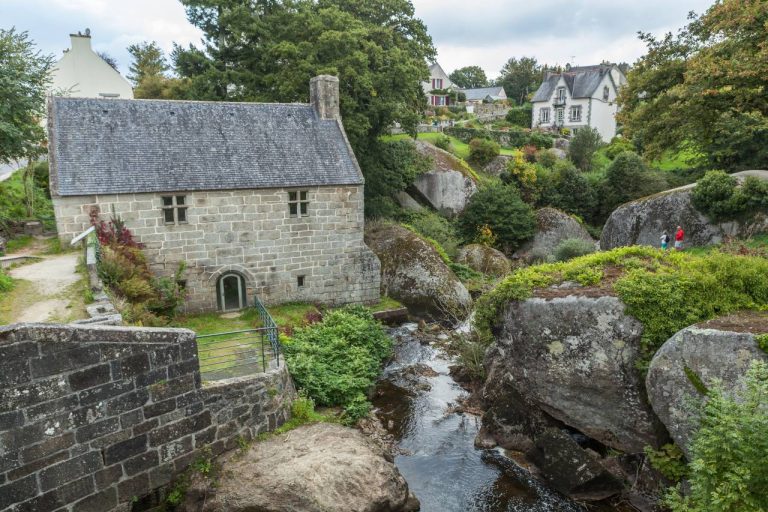 Huelgoat, le village breton où la magie celtique s’invite dans chacune de vos balades