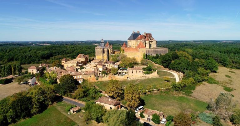 Découvrez Monpazier, ce village du Périgord qui fait revivre l’épopée médiévale à chaque coin