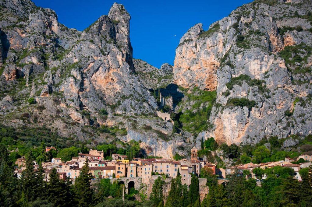 Découvrez le secret de Moustiers-Sainte-Marie : faïence d’exception et paysages grandioses du Verdon