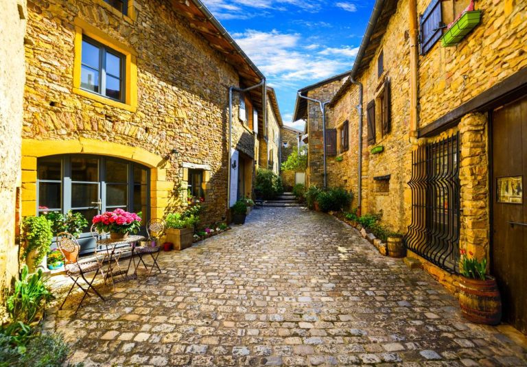 Découvrez le secret d’Oingt, ce village médiéval aux façades dorées qui envoûte le Beaujolais Découvrez le secret d’Oingt, ce village médiéval aux façades dorées qui envoûte le Beaujolais