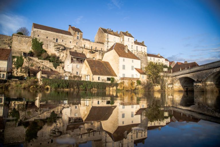 Pesmes : le village médiéval authentique qui captive par son charme architectural incroyable Pesmes : le village médiéval authentique qui captive par son charme architectural incroyable