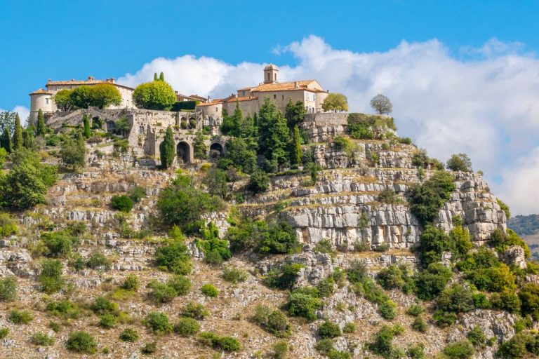 Découvrez le village perché du Lot que les photographes ne cessent de s’arracher