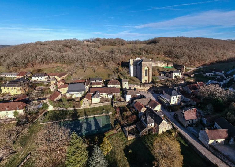 Vous ne devinerez jamais pourquoi ce village du Périgord attire les voyageurs en quête d’authenticité absolue !