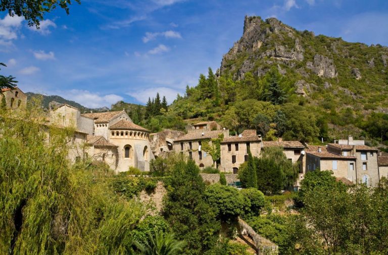 Ce village authentique niché dans les gorges de l’Hérault renferme un secret médiéval fascinant !