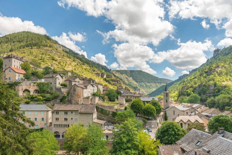 Peu de voyageurs connaissent Sainte-Enimie, pourtant ce joyau médiéval fait battre le cœur du Tarn