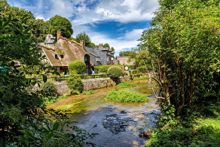 Peu de voyageurs connaissent ce village normand au charme fou, et c’est une grave erreur !