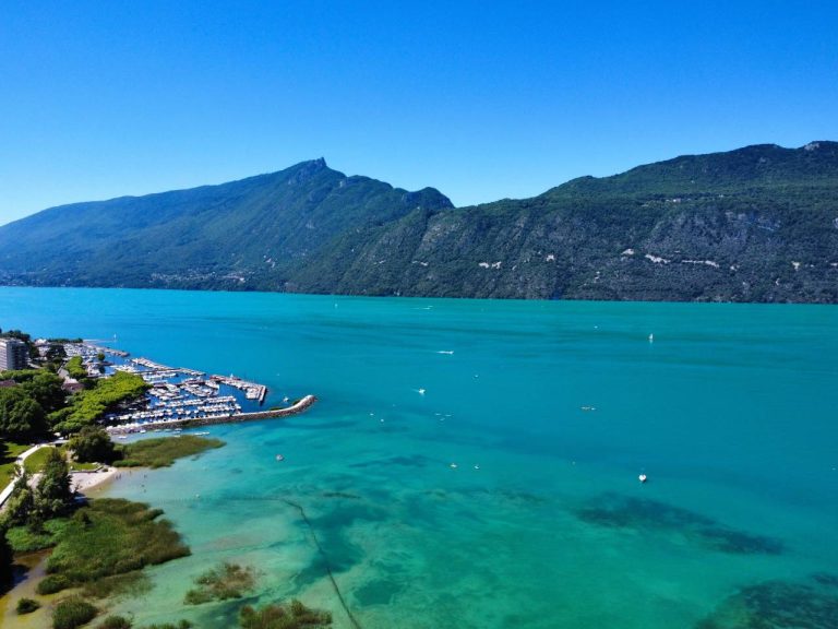 Le lac du Bourget, cet incroyable joyau alpin qui défie la magie des fjords norvégiens Le lac du Bourget, cet incroyable joyau alpin qui défie la magie des fjords norvégiens