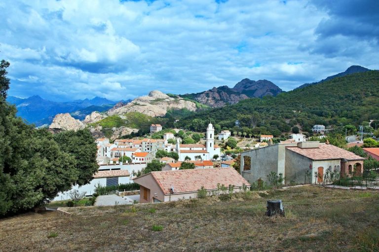 Piana en Corse : ce village aux maisons blanches défie la beauté légendaire de Santorin