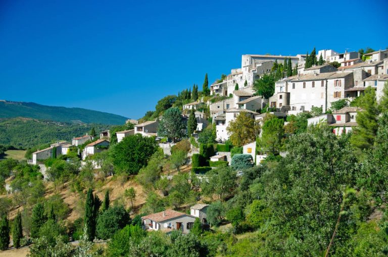 Ce village perché des Alpes-de-Haute-Provence cache un charme fou : bienvenue à Lurs